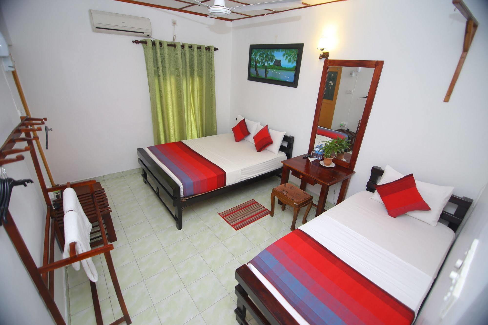 Thilaka City Hotel Anuradhapura Exteriör bild