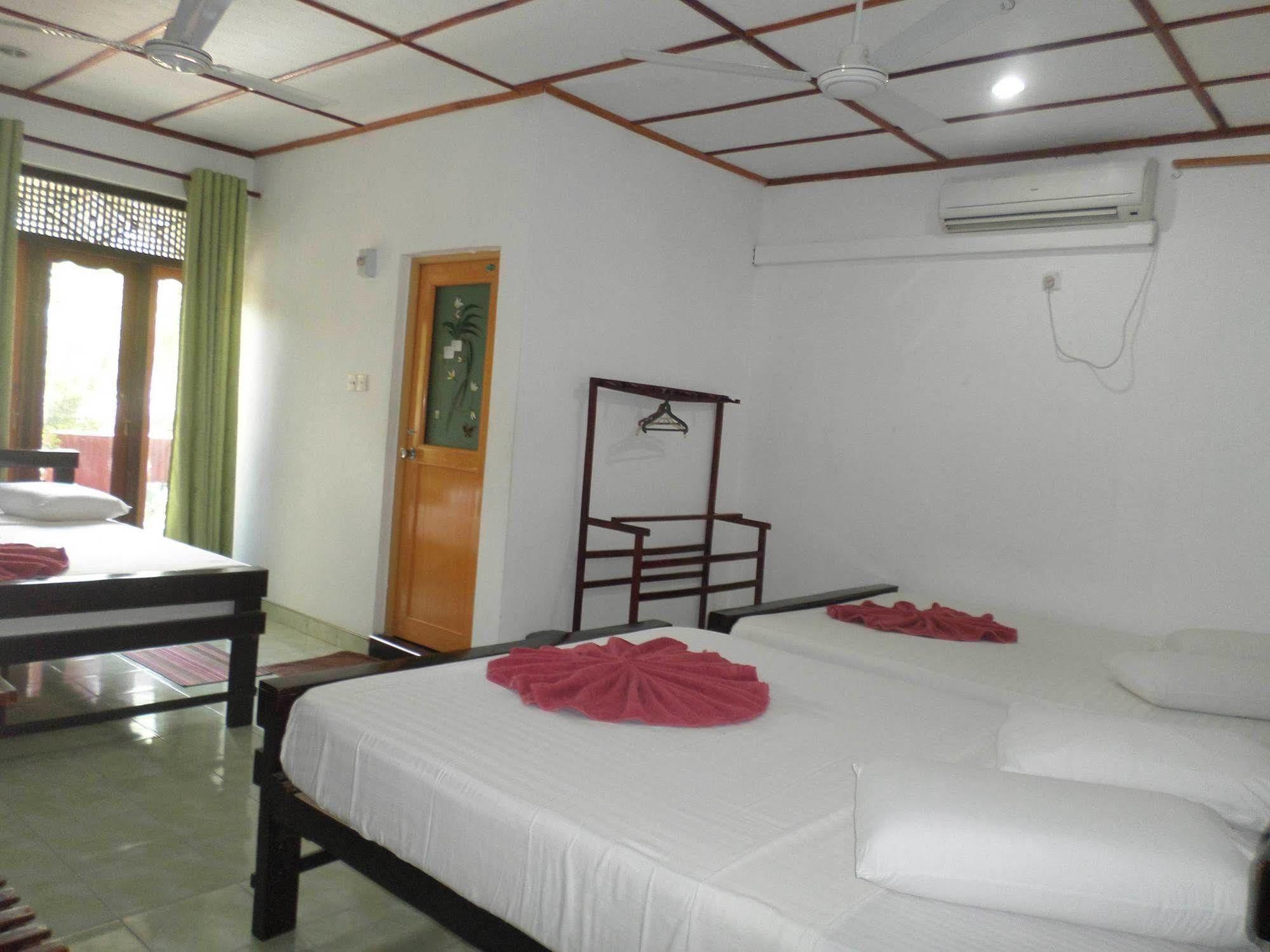 Thilaka City Hotel Anuradhapura Exteriör bild