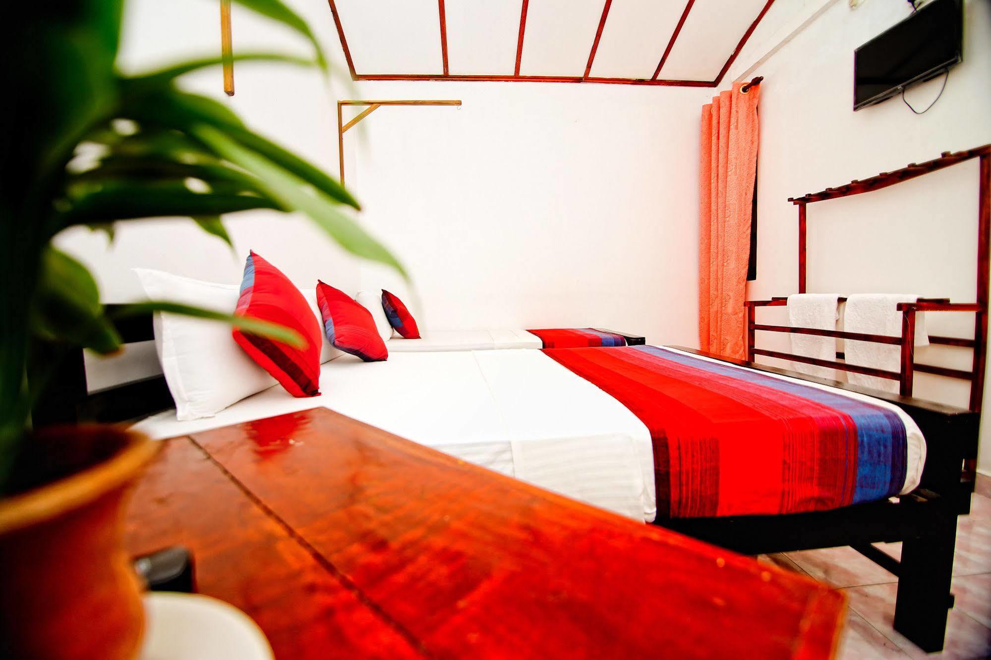 Thilaka City Hotel Anuradhapura Exteriör bild