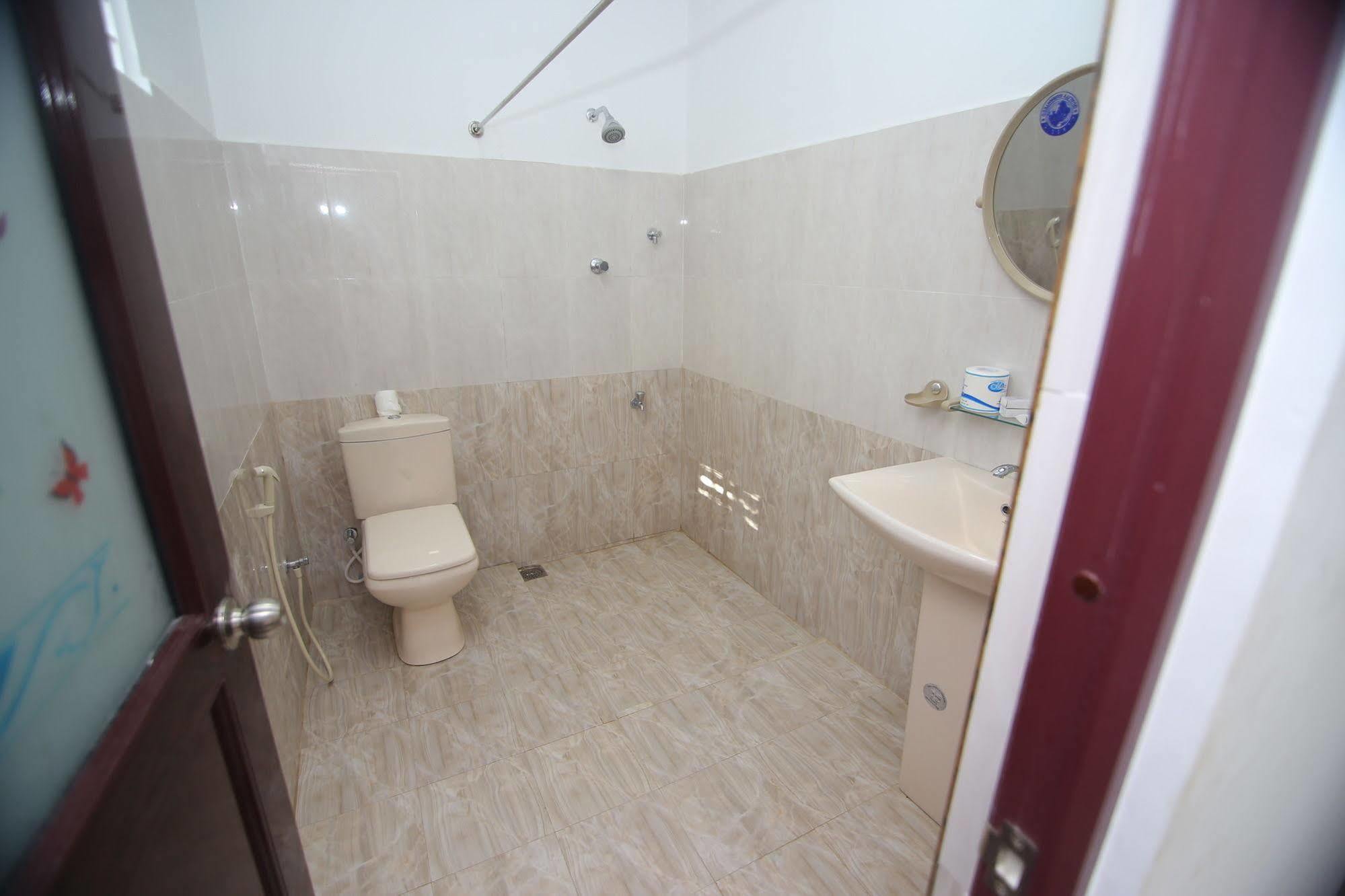 Thilaka City Hotel Anuradhapura Exteriör bild