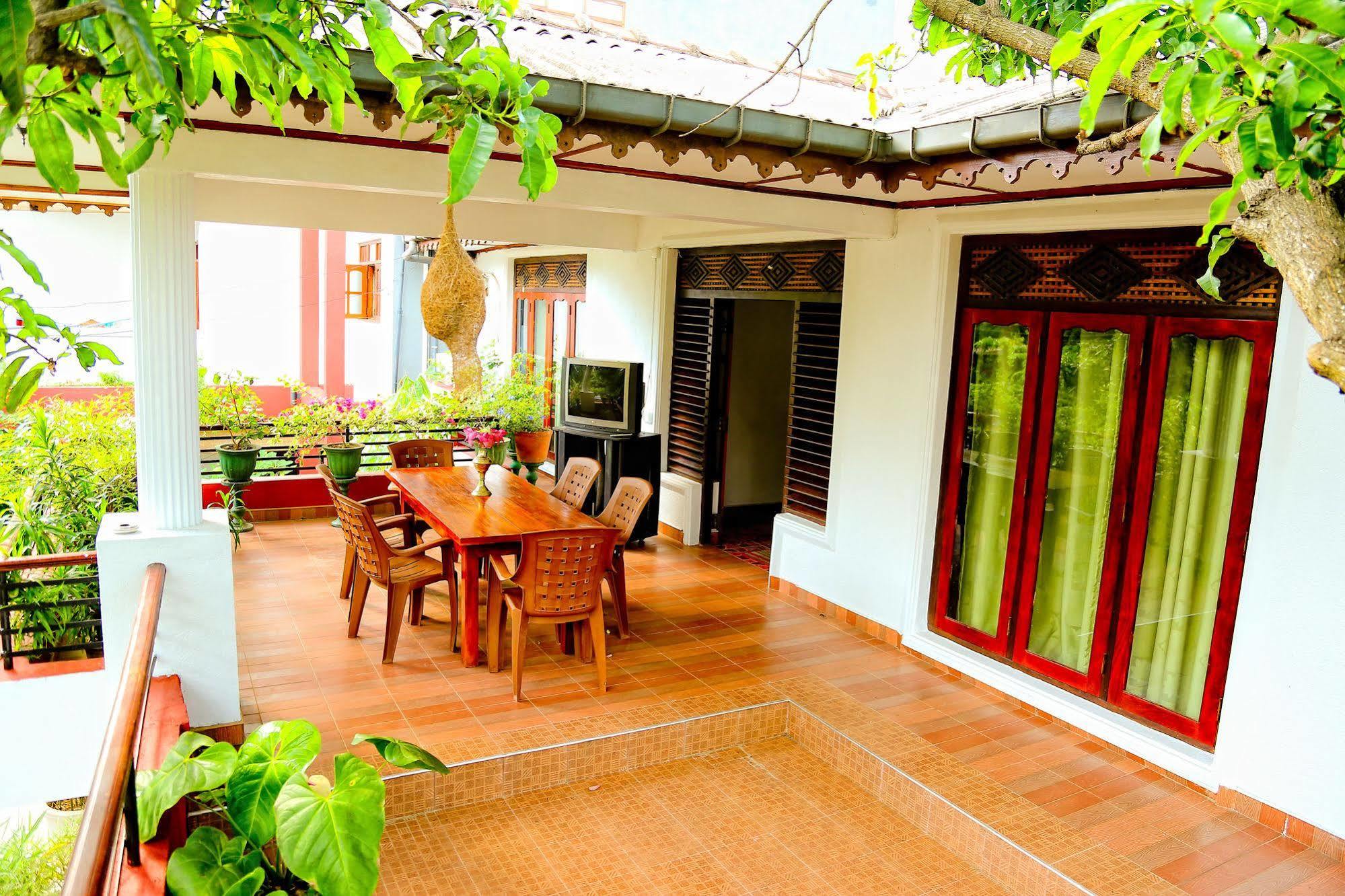 Thilaka City Hotel Anuradhapura Exteriör bild